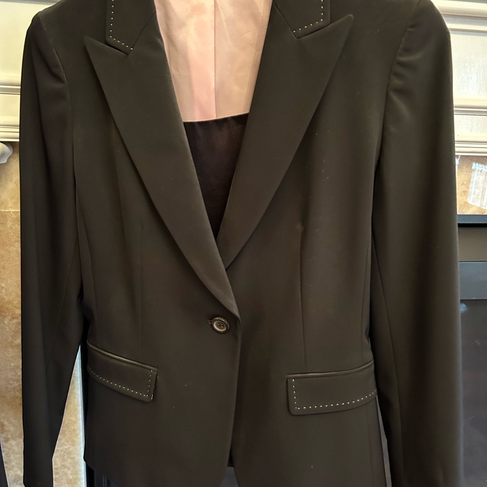 Eli Tahari women’s pants suit. Great fit. Size 2